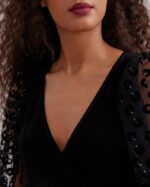 הַלבָּשָׁה Anne Fontaine עליונית עיטוף קטיפה מלכותית עם שרוולים נשפכים עם נפח רקומים בעיגולי קטיפה שָׁחוֹר נשים DL8V8L286 - Image 2