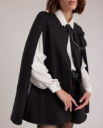 הַלבָּשָׁה Anne Fontaine שכמיית manolo cape milano עם פתחי חורי זרוע וסיכת פרחים נשלפת שָׁחוֹר נשים DL8V8L453 - Image 2
