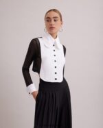 הַלבָּשָׁה Anne Fontaine חולצת טוקסידו קצוצה לחולצת פרגאם הכוללת סינר שוויצרי מעוגל מלפנים ושרוולים שקופים לבן שחור נשים DL8V8L217 - Image 4